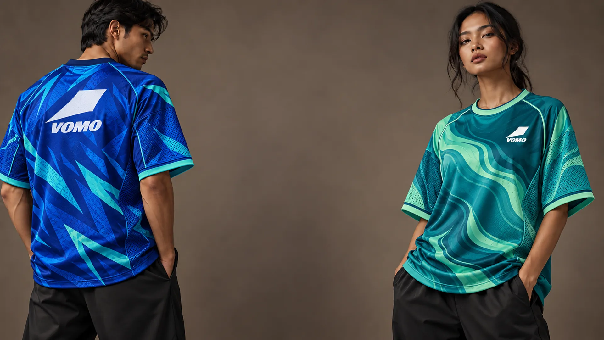 Ilustrasi AI model mengenakan jersey VOMO cobalt-aqua bermotif geometris dan lagoon-mint bermotif gelombang; bukan dokumentasi produk pelanggan